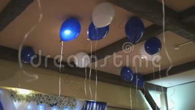 天花板上的蓝<strong>白气球</strong>